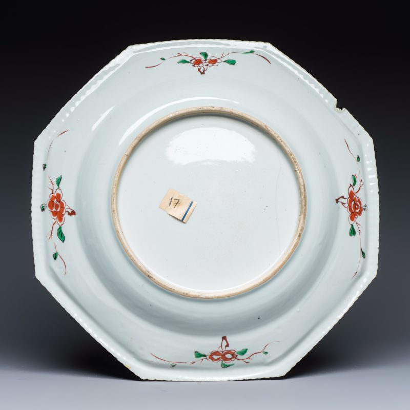 An unusual large octagonal Chinese famille verte dish with a lady playing the qin - 图2