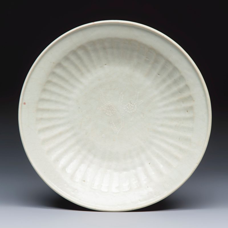 A Chinese Swatow slip-decorated white-ground dish - 图1