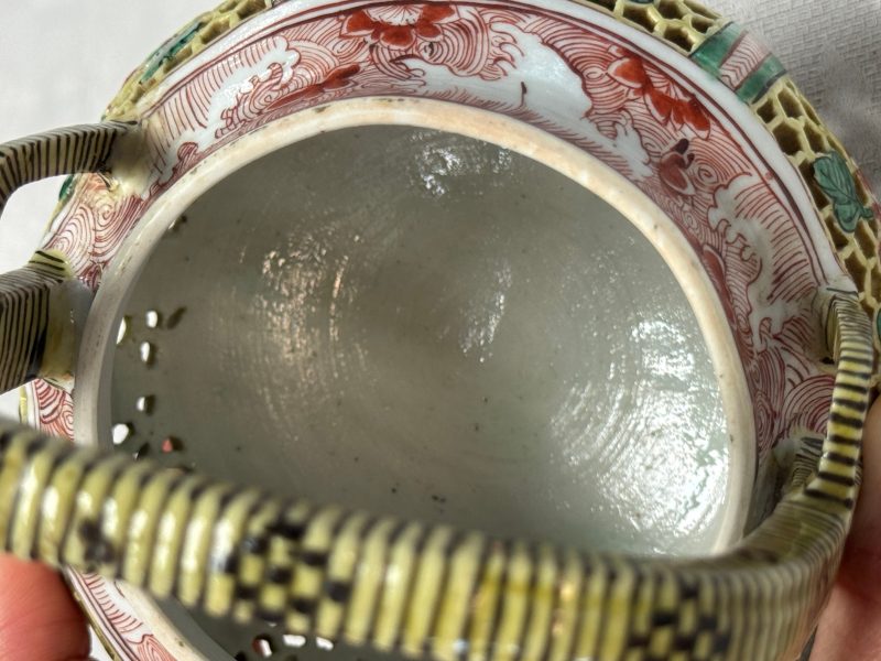 A rare Chinese verte biscuit reticulated basket - 图16