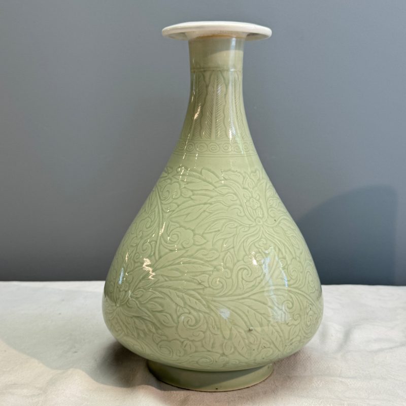 A Chinese celadon-glazed incised 'Yuhuchunping' vase with lotus scroll design - 图10