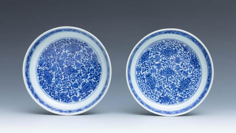 A pair of blue and white 'lingzhi' deep dishes, Kangxi mark and of the period (1662-1722) - 图2
