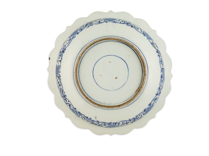 A large porcelain dish, Arita ware, Hizen, Edo period, mid-17th century | 染付山水図輪花大皿　肥前　有田窯　江戸時代前期　17世紀中頃 - 图3