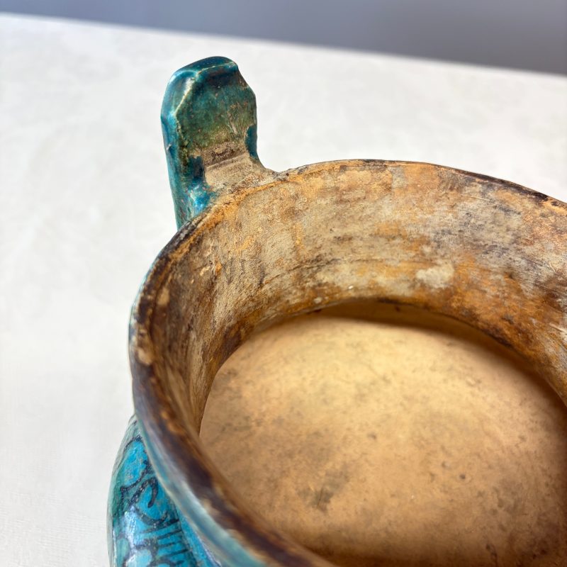 A Chinese peacock-blue-glazed tripod incense burner with wooden cover - 图18