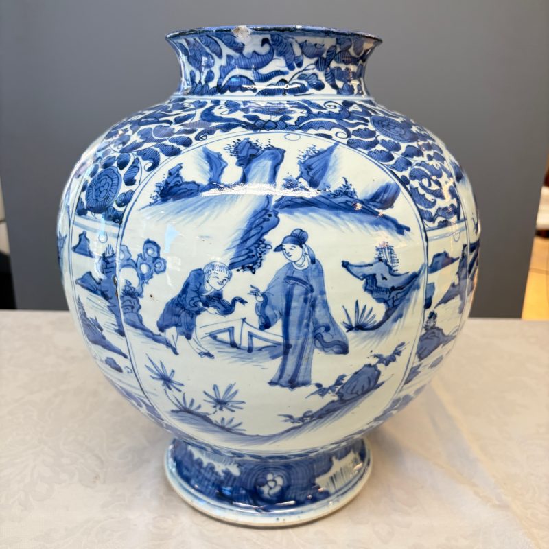 A Chinese blue and white baluster vase and cover with narrative design - 图9