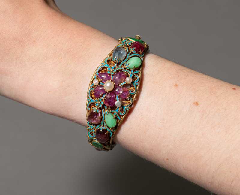 An exquisite parure consisting of a necklace, bracelet, ring and earrings with kingfisher feather inlay - 图5
