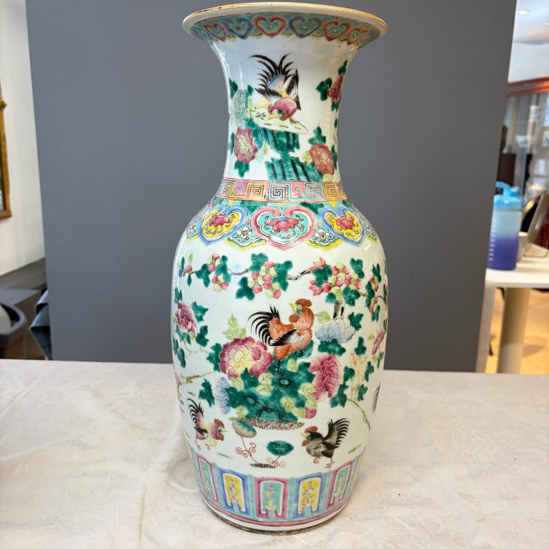 A Chinese blue and white 'Riverscape' vase and a famille rose 'Rooster' vase - 图23