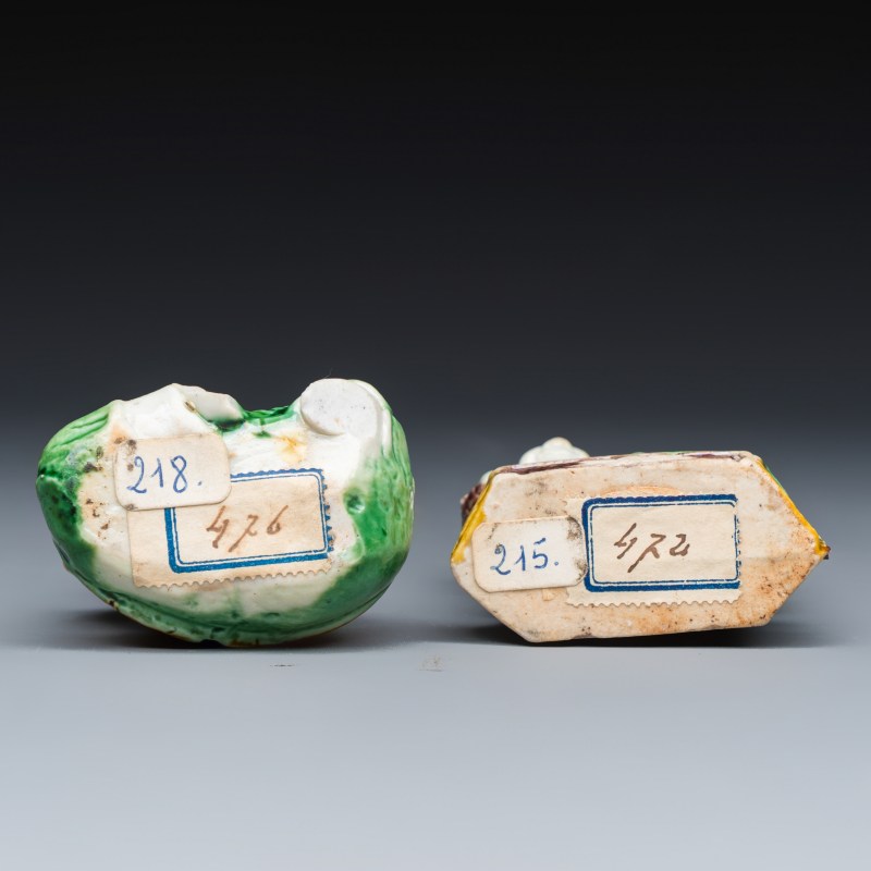 A Chinese famille verte sancai biscuit model of a seated boy and a 'He He Er Xian' group - 图7