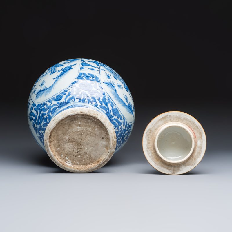 A Chinese blue and white baluster vase and cover with narrative design - 图7