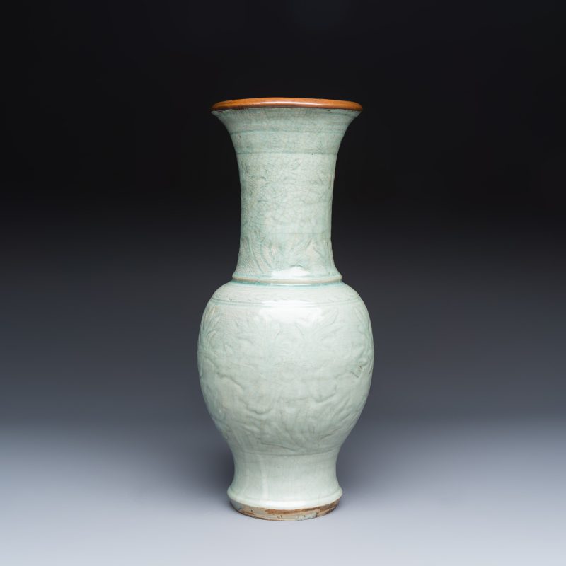 A Chinese Longquan celadon-glazed incised 'Peony' yenyen vase - 图4