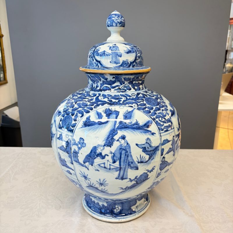 A Chinese blue and white baluster vase and cover with narrative design - 图8