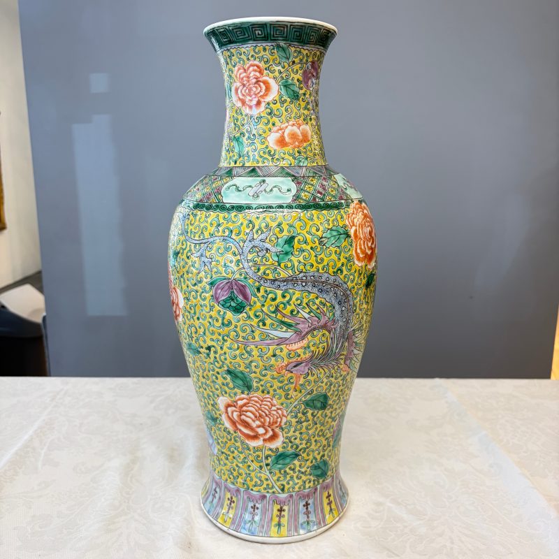 A pair of Chinese famille verte 'Phoenixes among Peonies' vases - 图26