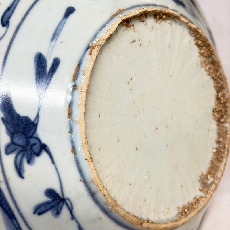 Two Chinese blue and white bowls, a plate, a celadon kendi and a vase - 图28