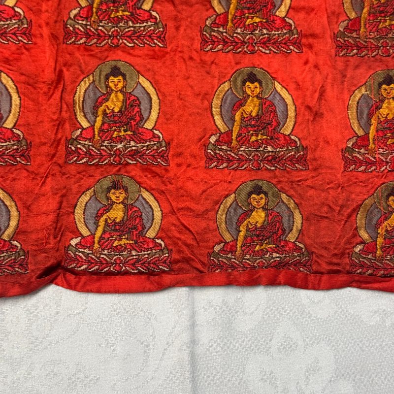 A Chinese red-ground brocade panel with seated Buddhas - 图5