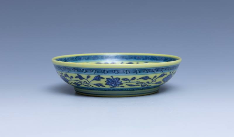 A pair of Ming-style yellow-ground blue and white saucers, Qianlong mark and of the period (1736-1795) - 图8