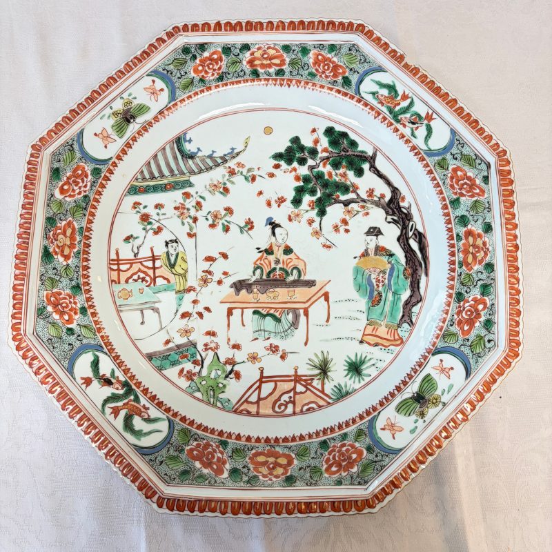 An unusual large octagonal Chinese famille verte dish with a lady playing the qin - 图3