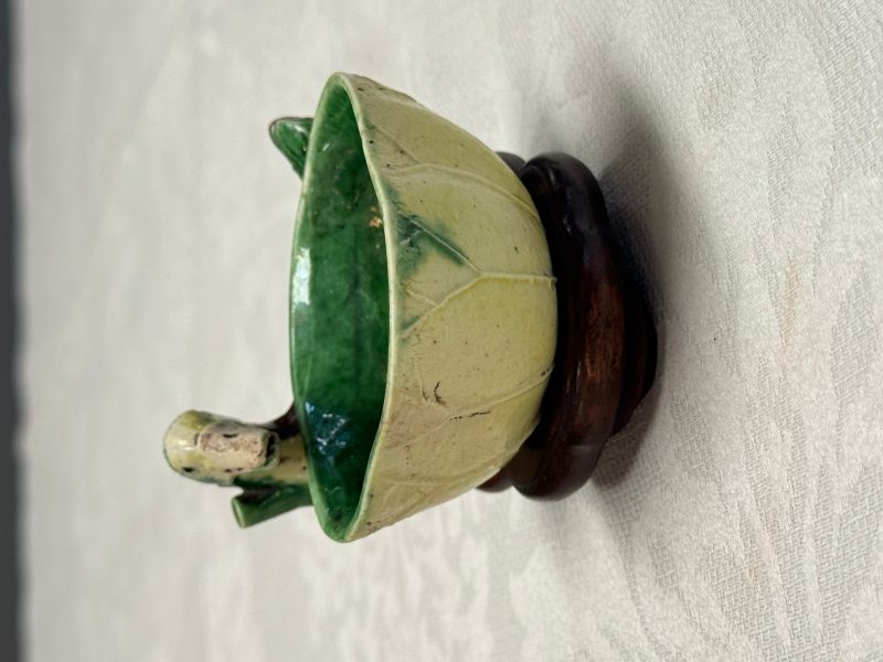 A pair of Chinese famille verte sancai biscuit duck-and-lotus-form water droppers on later wooden stands - 图32