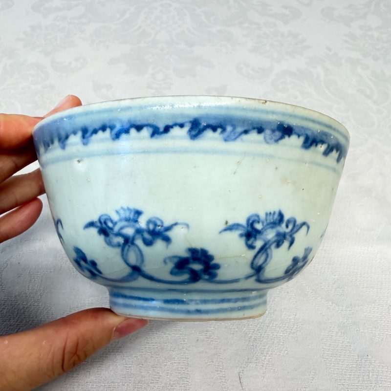 Two Chinese blue and white bowls, a plate, a celadon kendi and a vase - 图32