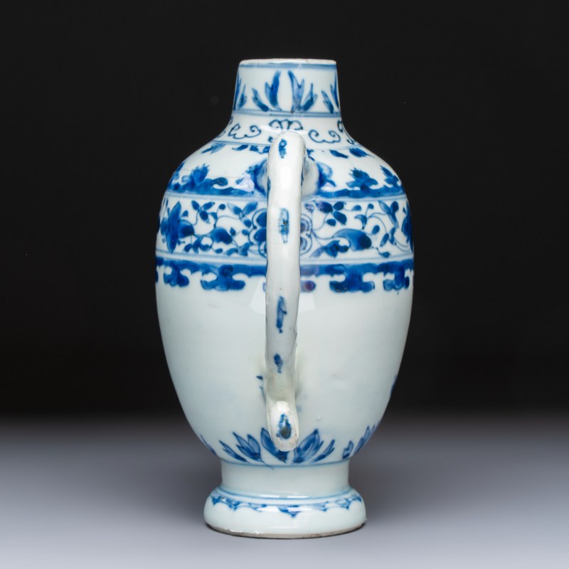 A Chinese blue and white jug with floral design - 图2