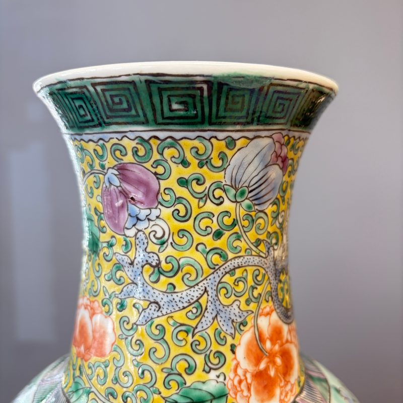 A pair of Chinese famille verte 'Phoenixes among Peonies' vases - 图28