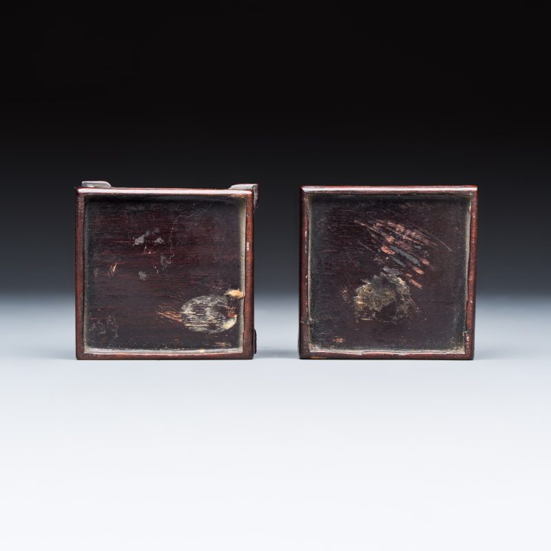 A pair of Chinese aubergine-glazed openworked square brush pots on later wooden stands - 图9