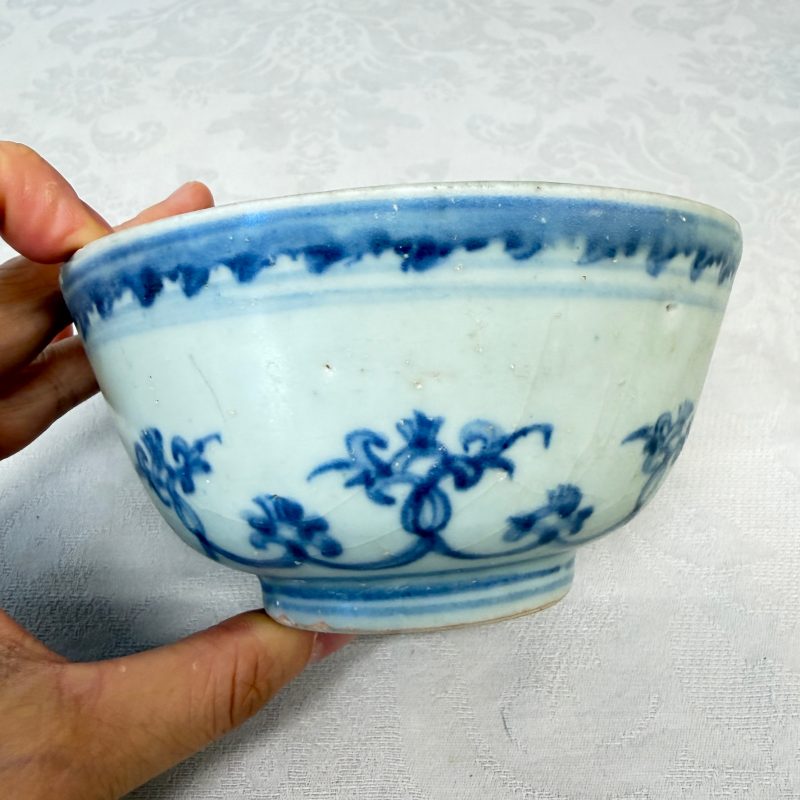 Two Chinese blue and white bowls, a plate, a celadon kendi and a vase - 图31