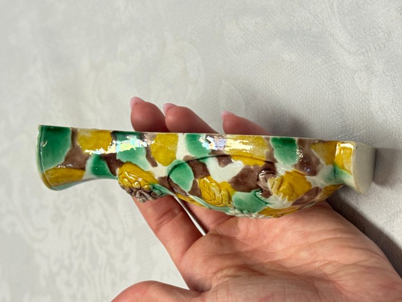 A pair of Chinese famille verte sancai biscuit wall pocket vases - 图19