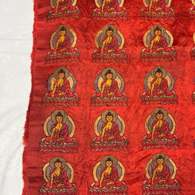 A Chinese red-ground brocade panel with seated Buddhas - 图7