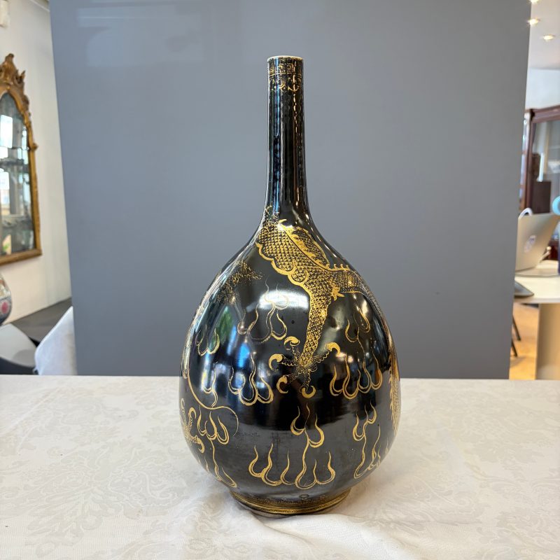 A Chinese gilt-decorated black-ground 'Dragon' vase - 图8