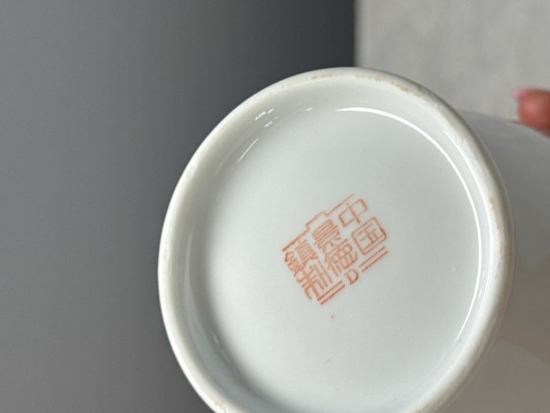 Three Chinese polychrome semi-eggshell vases - 图30