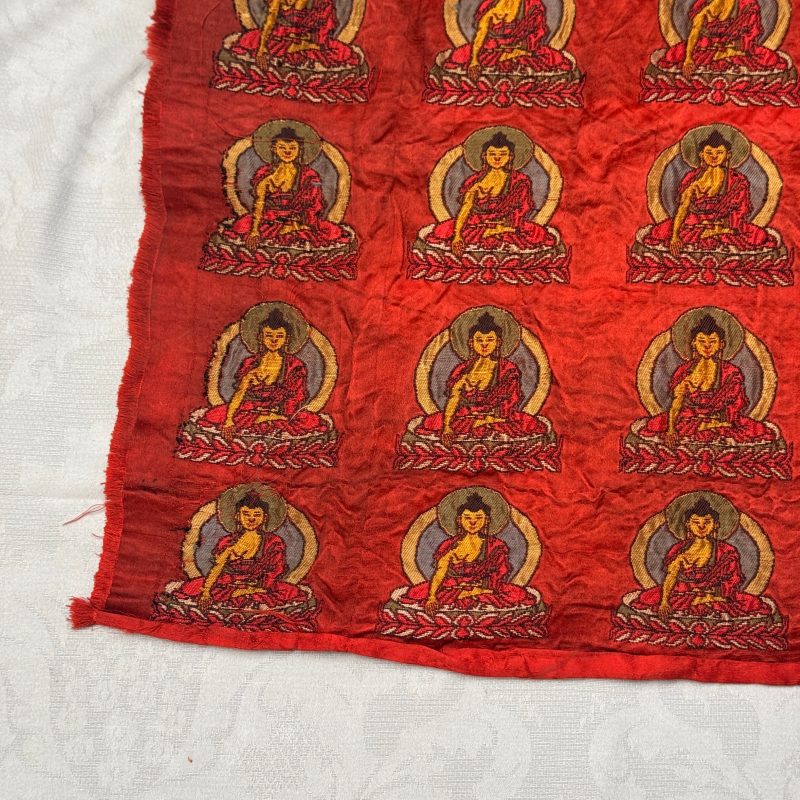 A Chinese red-ground brocade panel with seated Buddhas - 图6