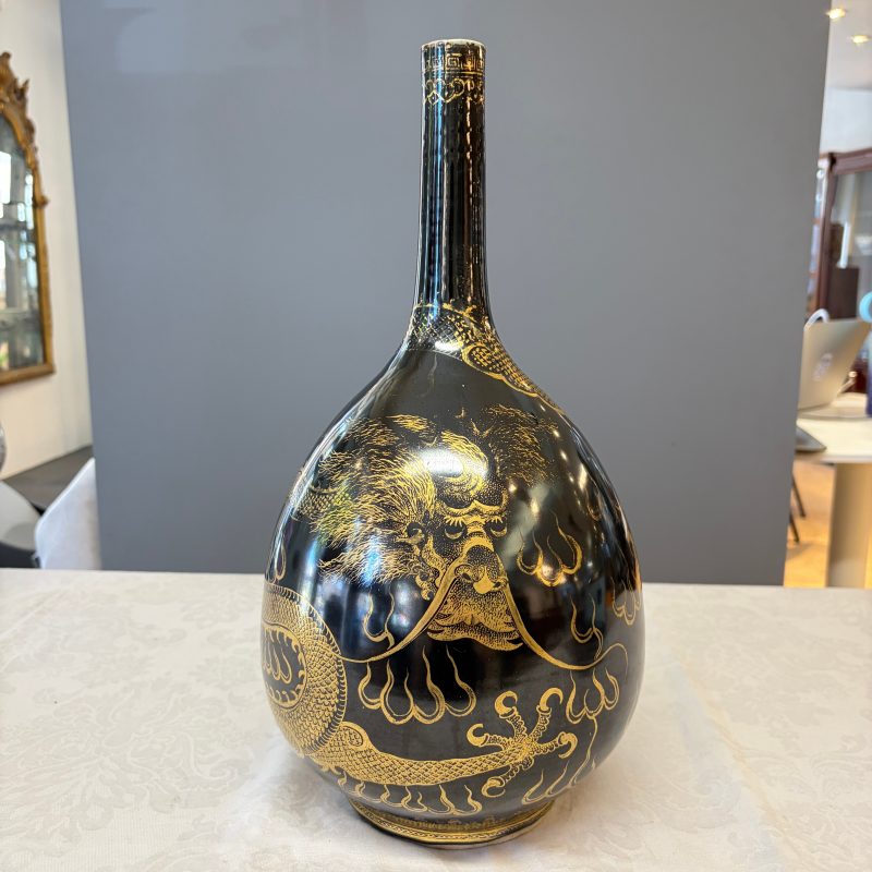 A Chinese gilt-decorated black-ground 'Dragon' vase - 图7