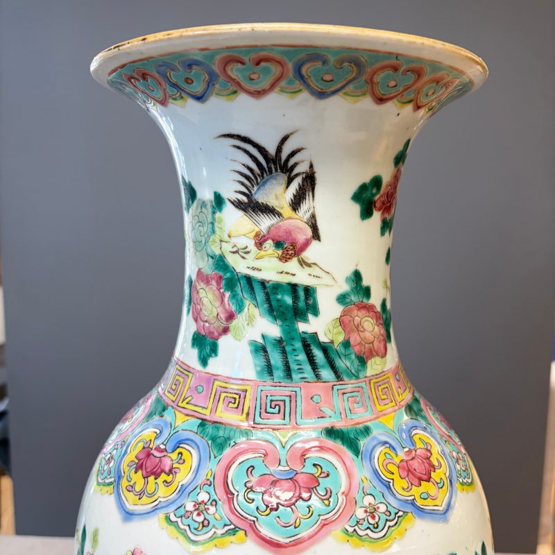 A Chinese blue and white 'Riverscape' vase and a famille rose 'Rooster' vase - 图24