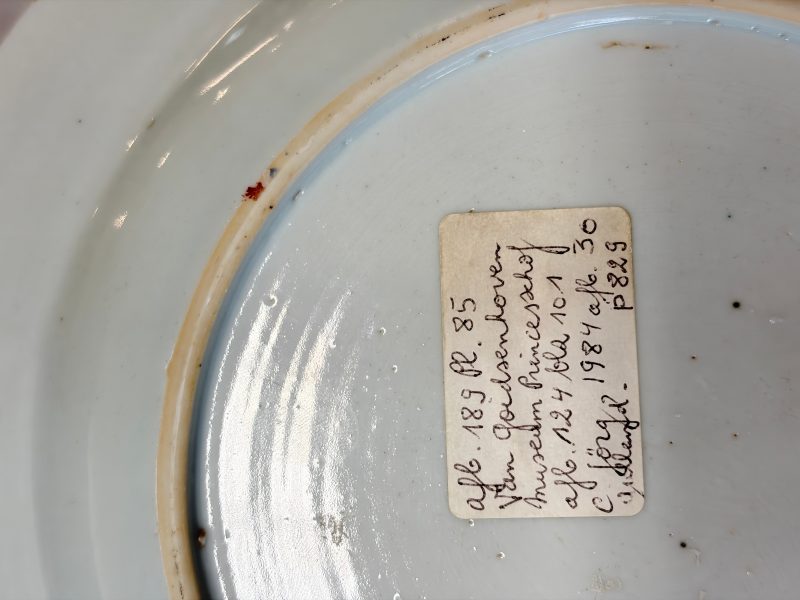 A pair of Chinese famille rose 'Xi Xiang Ji' plates - 图12