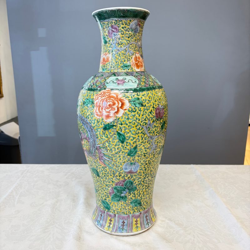 A pair of Chinese famille verte 'Phoenixes among Peonies' vases - 图27