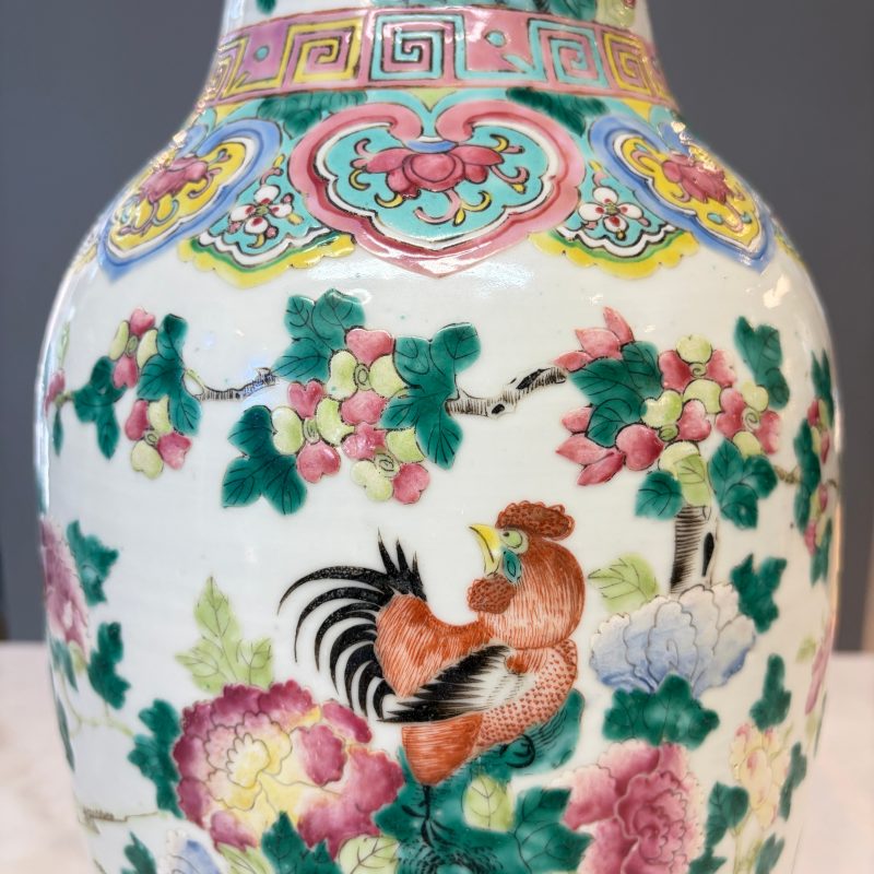 A Chinese blue and white 'Riverscape' vase and a famille rose 'Rooster' vase - 图25