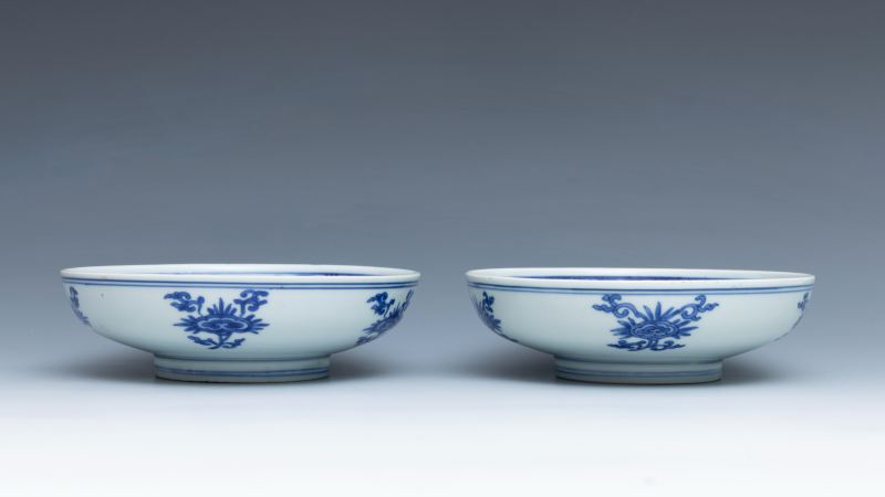 A pair of blue and white 'lingzhi' deep dishes, Kangxi mark and of the period (1662-1722) - 图3