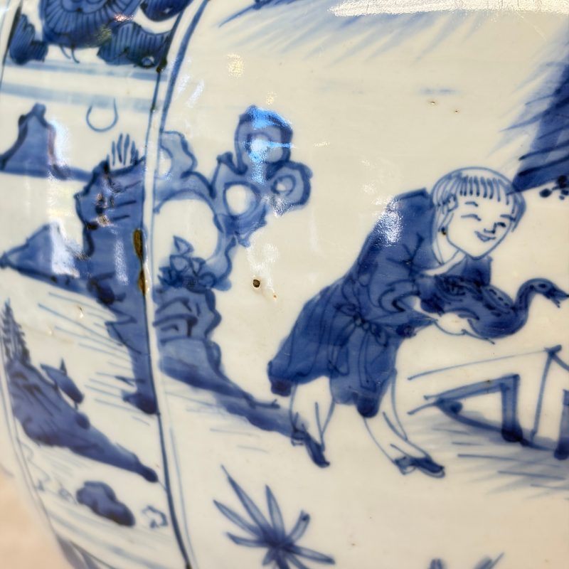 A Chinese blue and white baluster vase and cover with narrative design - 图11