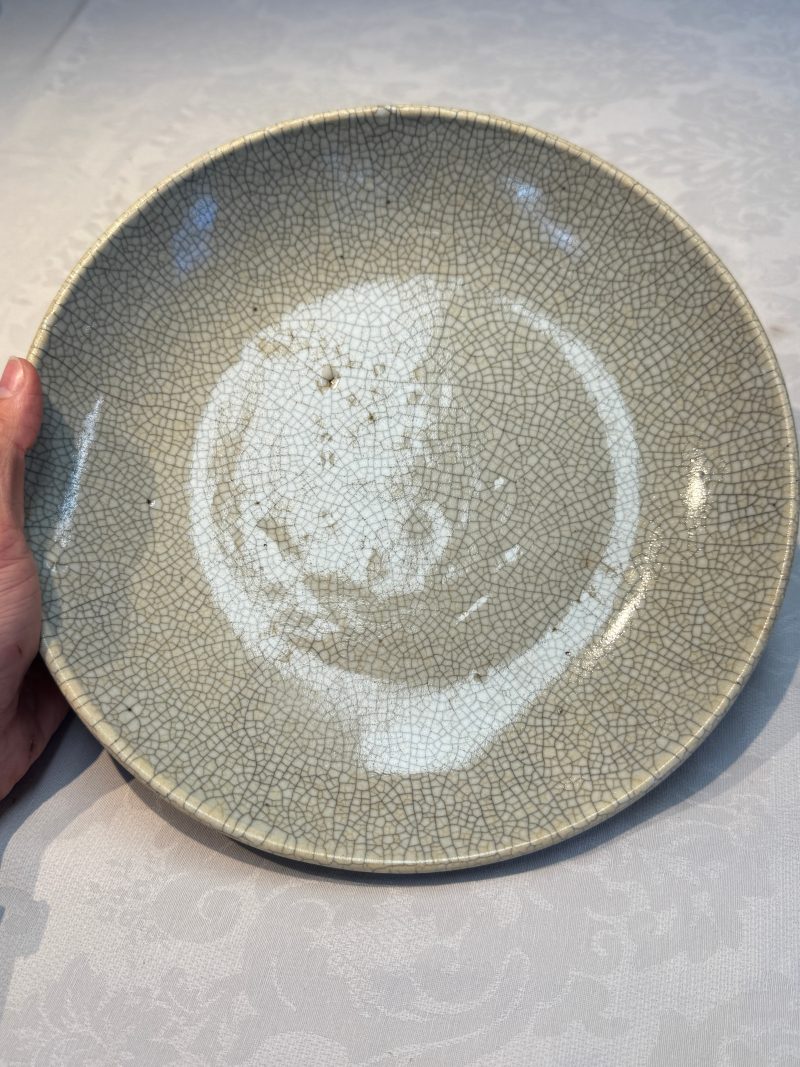 A Chinese blue-glazed shallow bowl and a ge-type dish - 图5