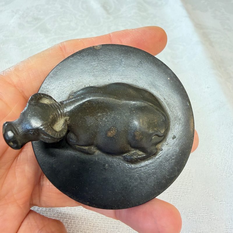 A Chinese inscribed Yixing stoneware teapot with a buffalo finial - 图21