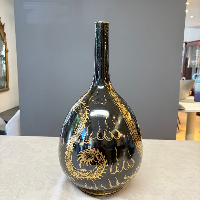 A Chinese gilt-decorated black-ground 'Dragon' vase - 图9