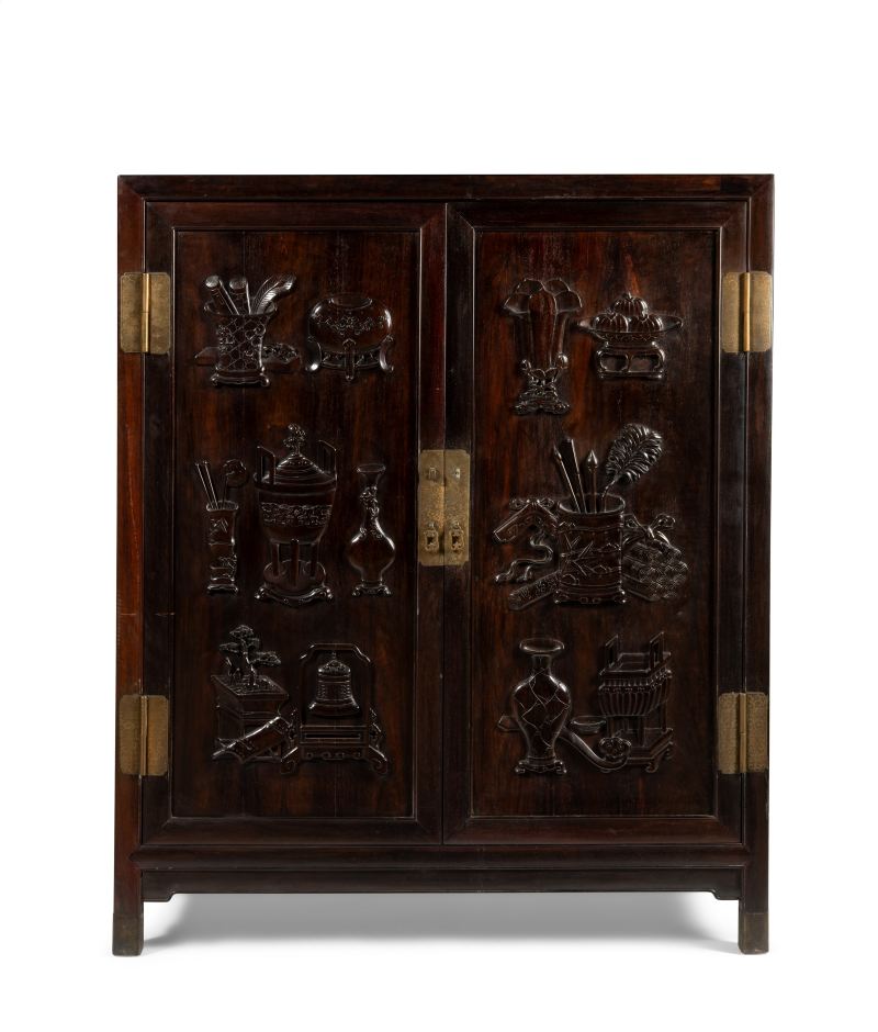 A part of a finely carved ‘Hundred Antiques’ zitan compound cabinet and panelled front doors of the hat chest - 图1