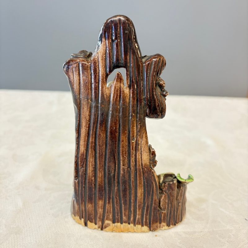 A Chinese aubergine-glazed brush rest and a famille verte sancai biscuit group - 图14