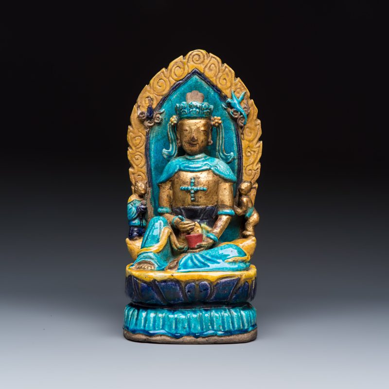 A Chinese gilt-decorated Fahua-glazed stoneware 'Bodhisattva with Attendants' group - 图2