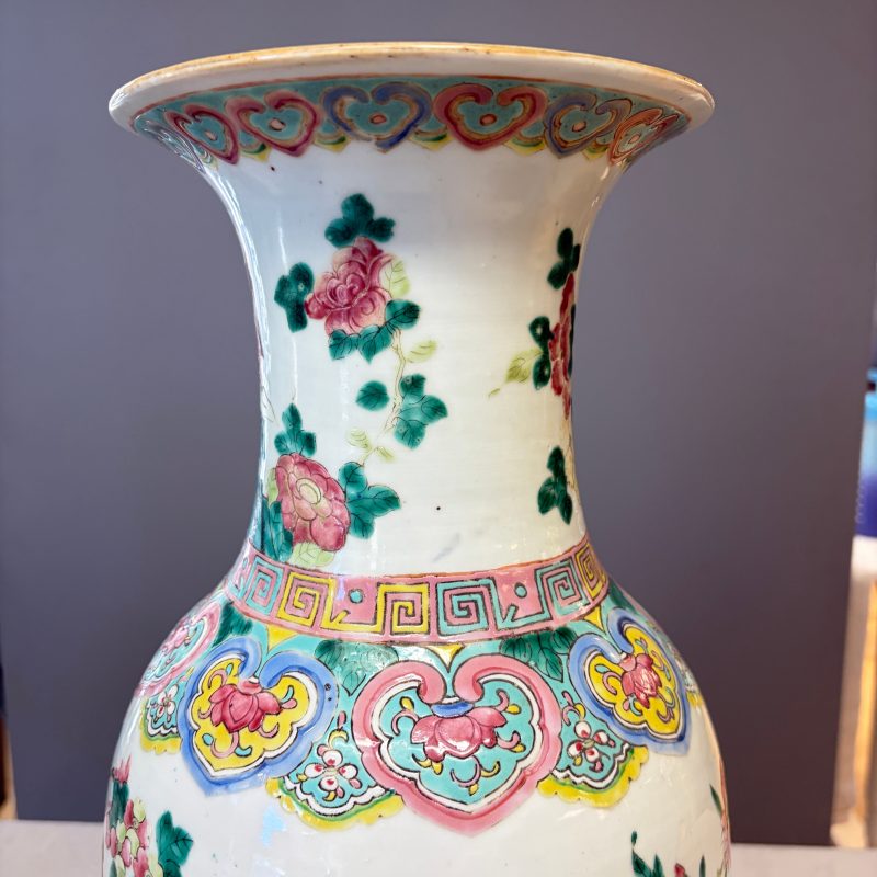 A Chinese blue and white 'Riverscape' vase and a famille rose 'Rooster' vase - 图27