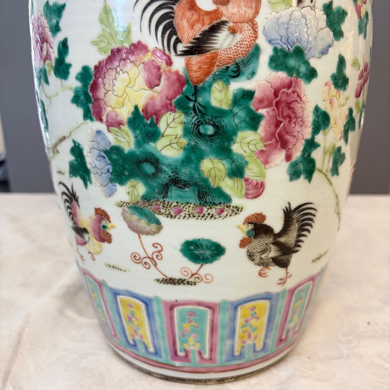 A Chinese blue and white 'Riverscape' vase and a famille rose 'Rooster' vase - 图26