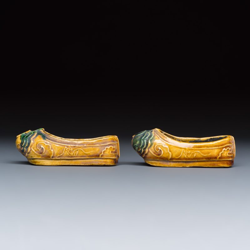 A pair of Chinese famille verte sancai biscuit 'Butterfly' water pots and a pair of shoes - 图8
