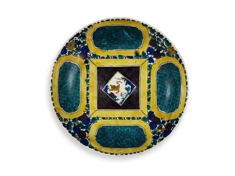 A large porcelain dish, sealed Jojitsu no tame (made on an auspicious day), Ko-Kutani type, Hizen, Edo period, circa 1640–50 | 色絵虎文大皿　肥前　古九谷様式　江戸前期　1640年代