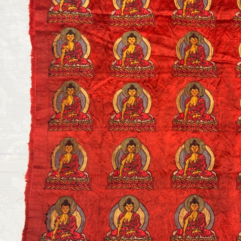 A Chinese red-ground brocade panel with seated Buddhas - 图8