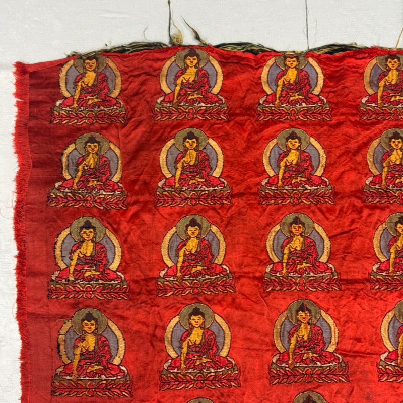 A Chinese red-ground brocade panel with seated Buddhas - 图9