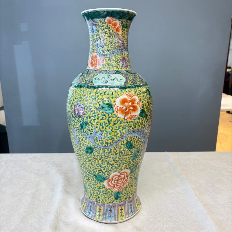 A pair of Chinese famille verte 'Phoenixes among Peonies' vases - 图30